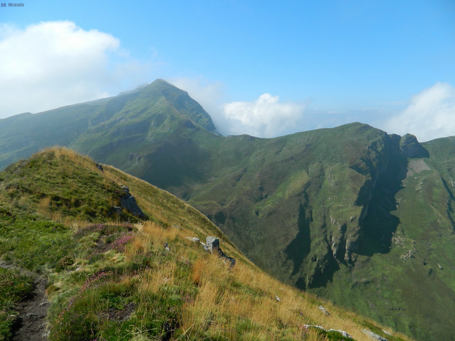 La cima del Pico de La Miel con el Valnera al fondo.