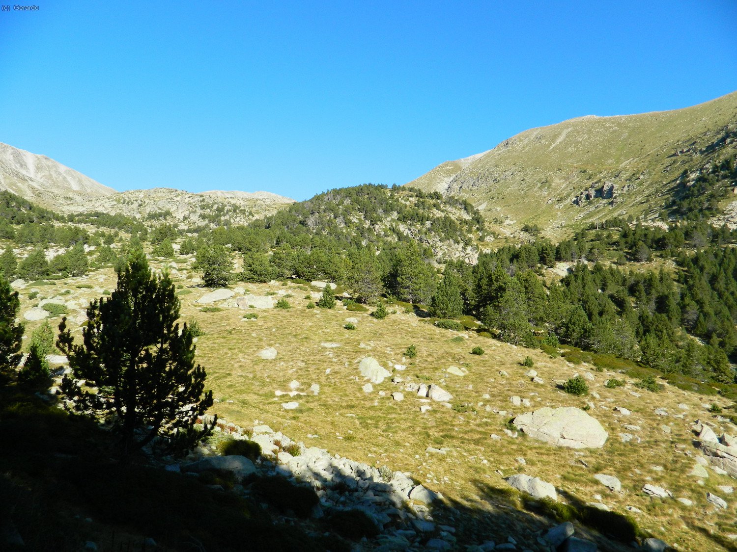 Anem entrant en la coma final dels estanys de La Muga, amb el nostre cim   a dreta i el sector de la Tossa Plana a l