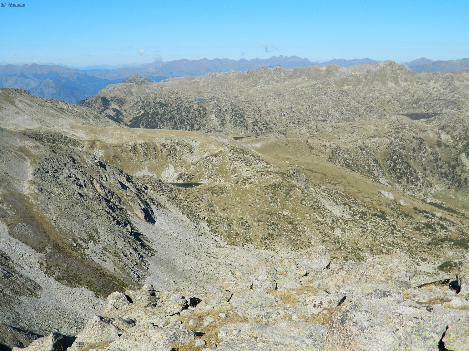 A nordoest domina al fons La Pica.