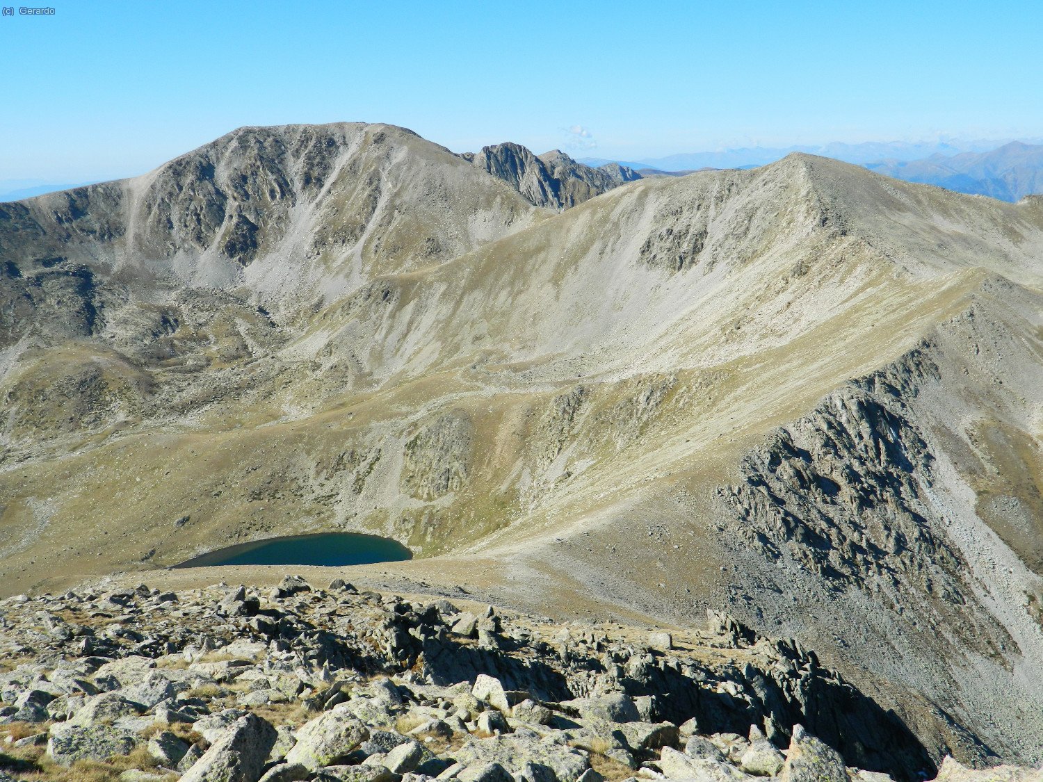 I a oest la Tossa Plana de Lles i el Tossal de Vallcivera, amb el Pic de Setut entre tots dos.