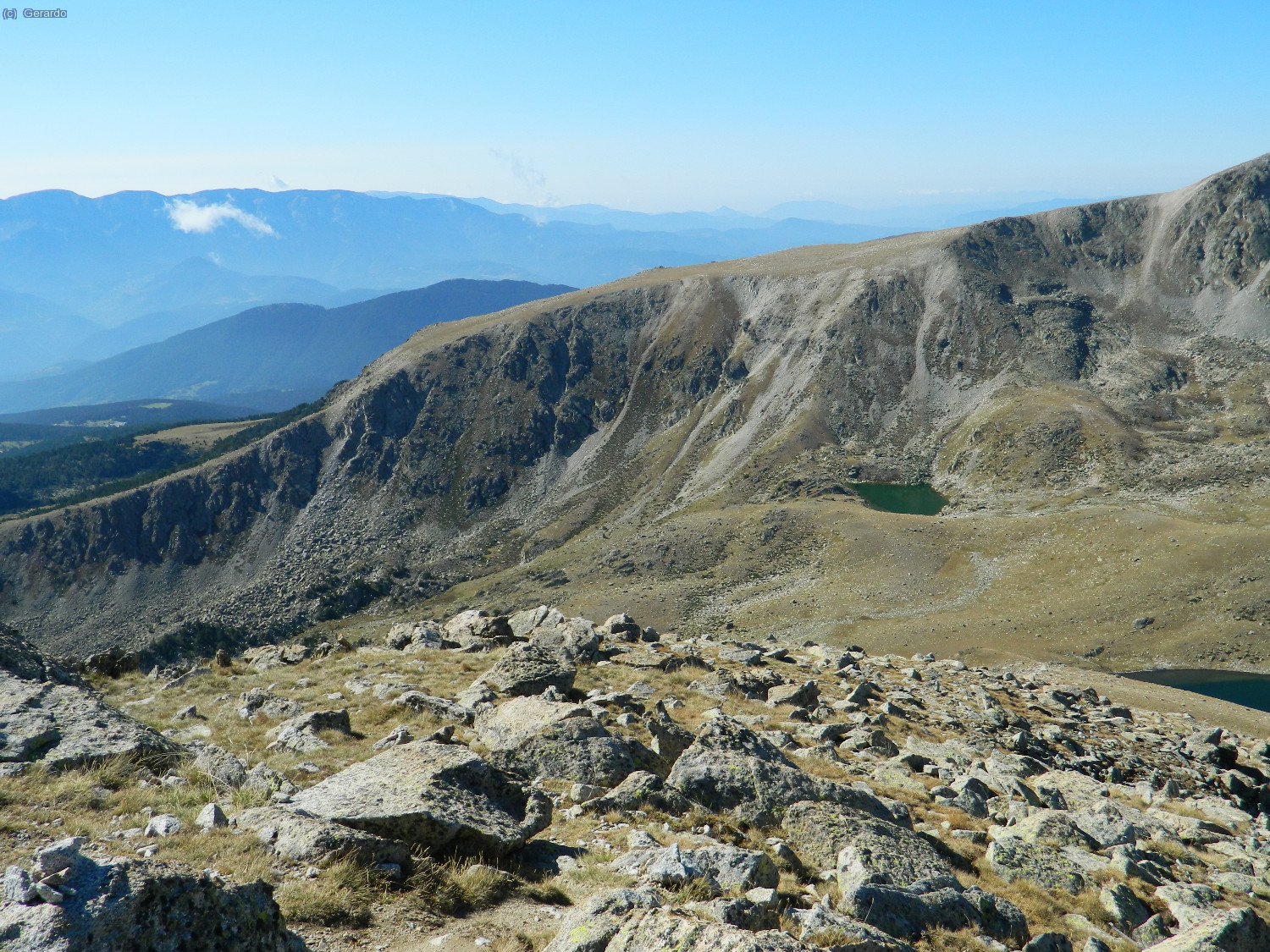 A sudoest, el perfil del vessant meridional de la Tossa Plana i el Cadi al fons. A l