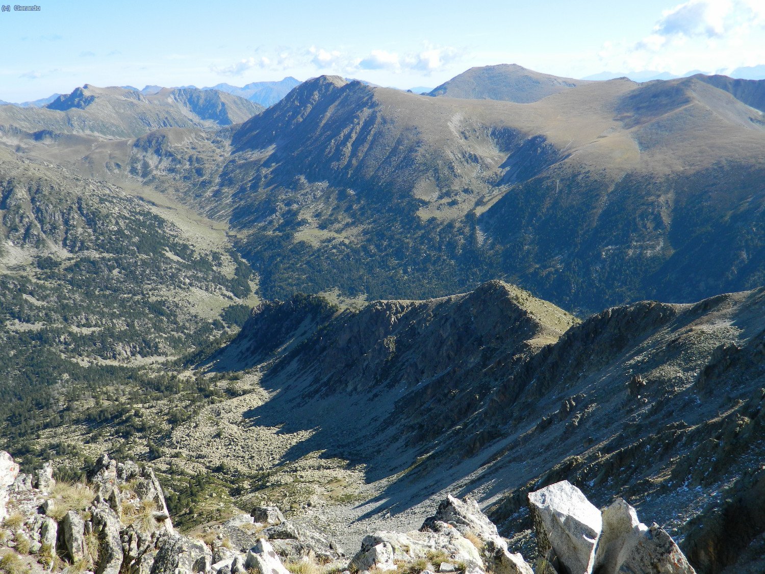 A est, Fontnegra, Calm Colomer i Puigpedros a mitja distancia, i Carlit al fons de tot.