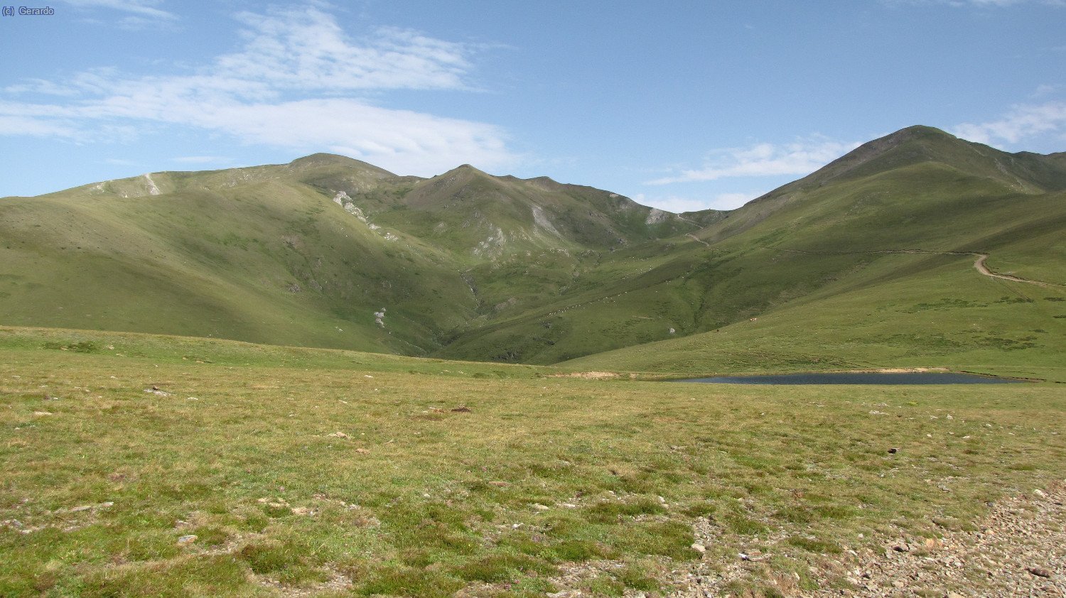 A la izquierda de la anterior foto, el Balandrau.