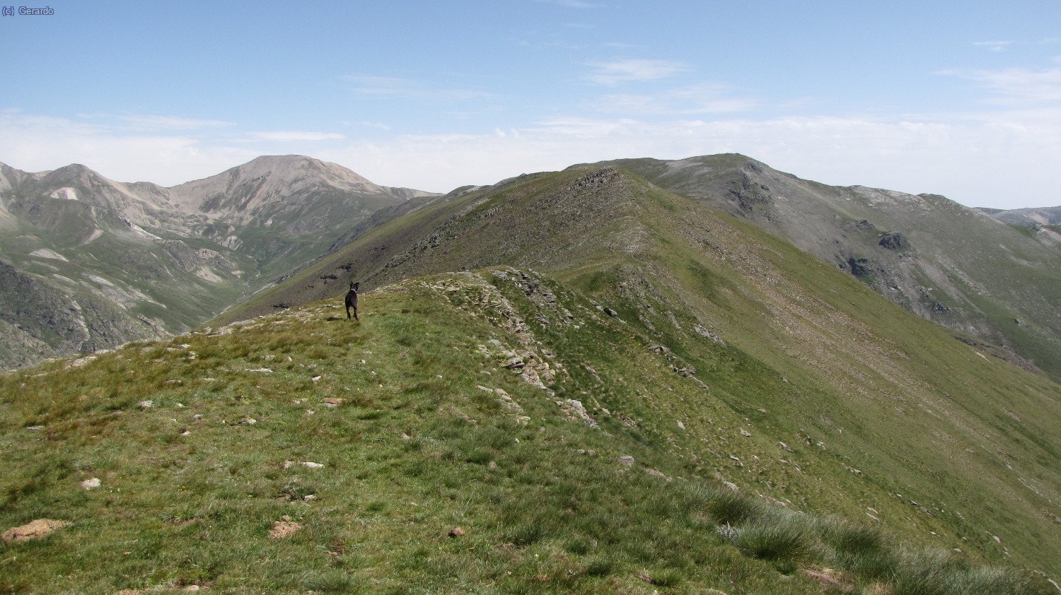 Entrando en la cadena hacia el norte. En el centro-derecha la cima del Pastuira, nuestro destino, y al fondo a la izquierda el Bastiments.