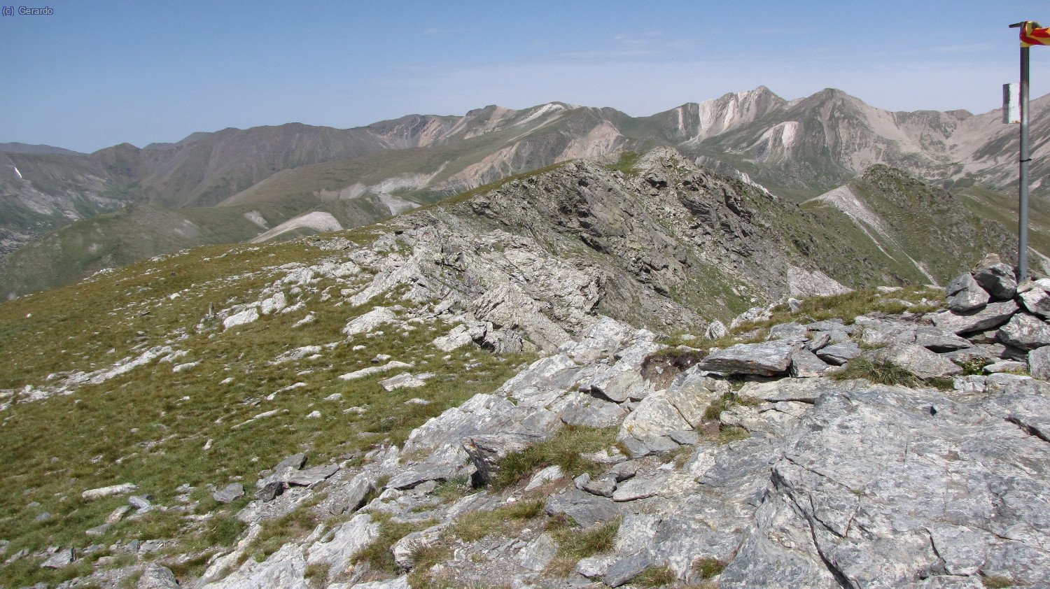Noroeste, el eje de las montañas del Ripollès, con Infern y Freser a la derecha.