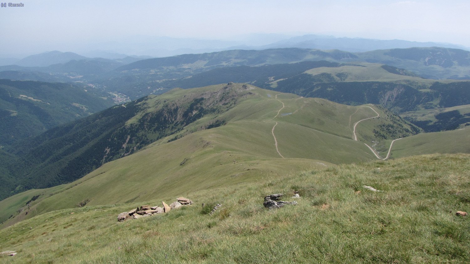 La herbosa cadena sudeste del Fontlletera, por la que hemos subido y volveremos a bajar.