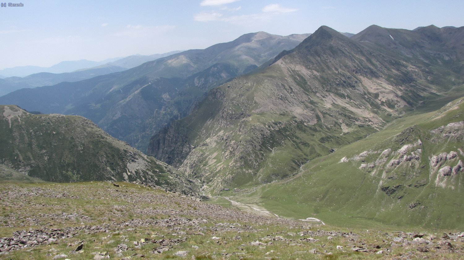 Ya volviendo hacia el sur por la cadena entre Pasuira y Fontlletera, un vistazo hacia el oeste, con el refugio Coma de Vaca en bajo y Puigmal al fondo.