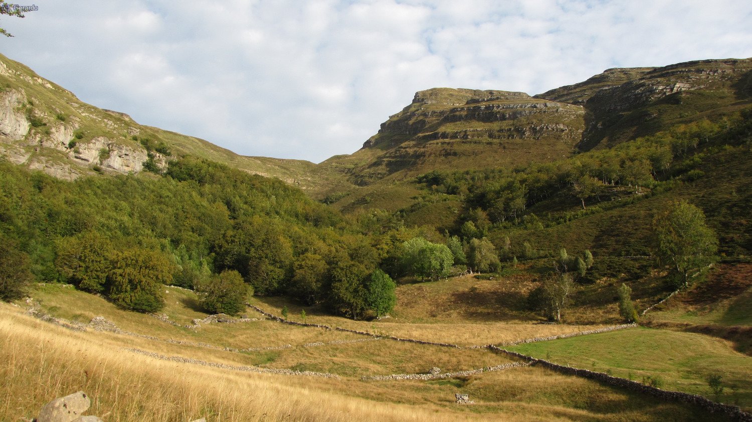 Arrancando por la vertiente sudeste del pico, desde un paraje llamado El Bernacho, territorio burgal&eacute;s pero de alma pasiega y por tanto c&aacute;ntabra.