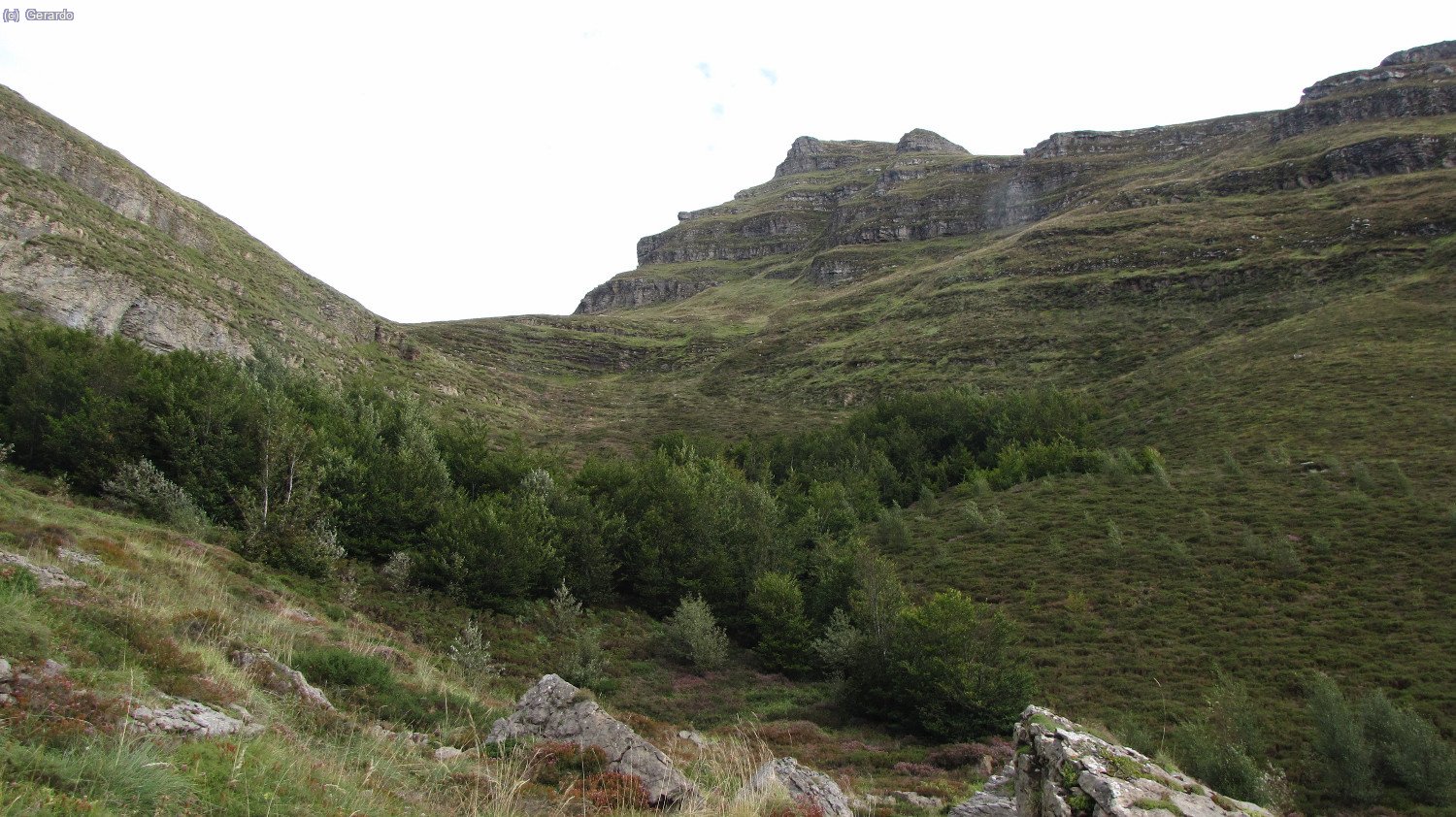 Hay que llegar a ese collado, el Alto La Piluca. A la derecha, el Pico de La Miel.