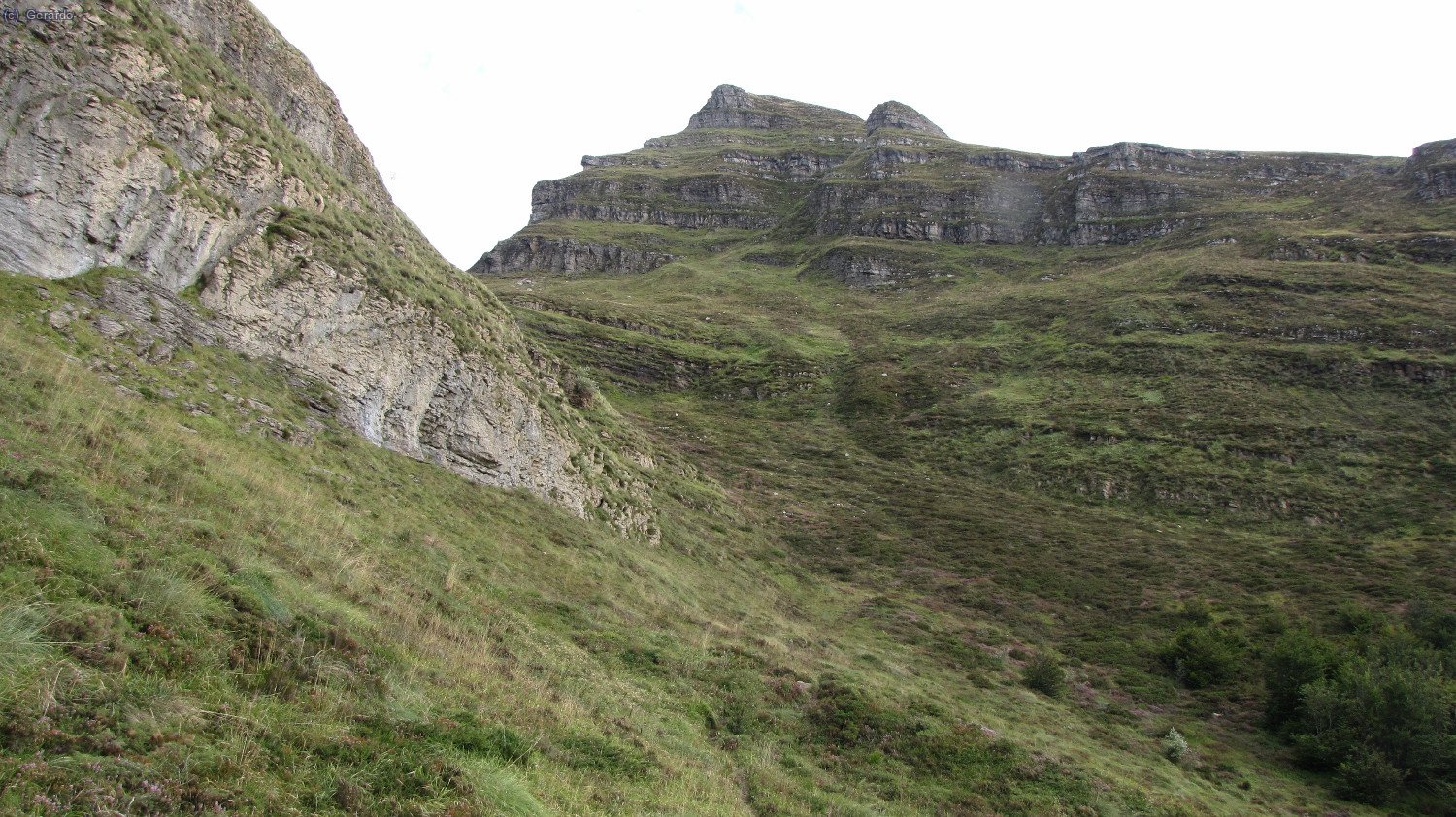 M&aacute;s arriba. El Pico de La Miel empieza a dominarlo todo.