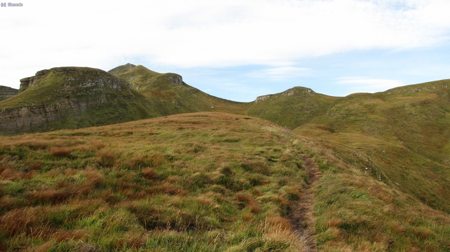 Y en La Piluca iremos girando a sudoeste para dirigirnos al Valnera, ahi al fondo.