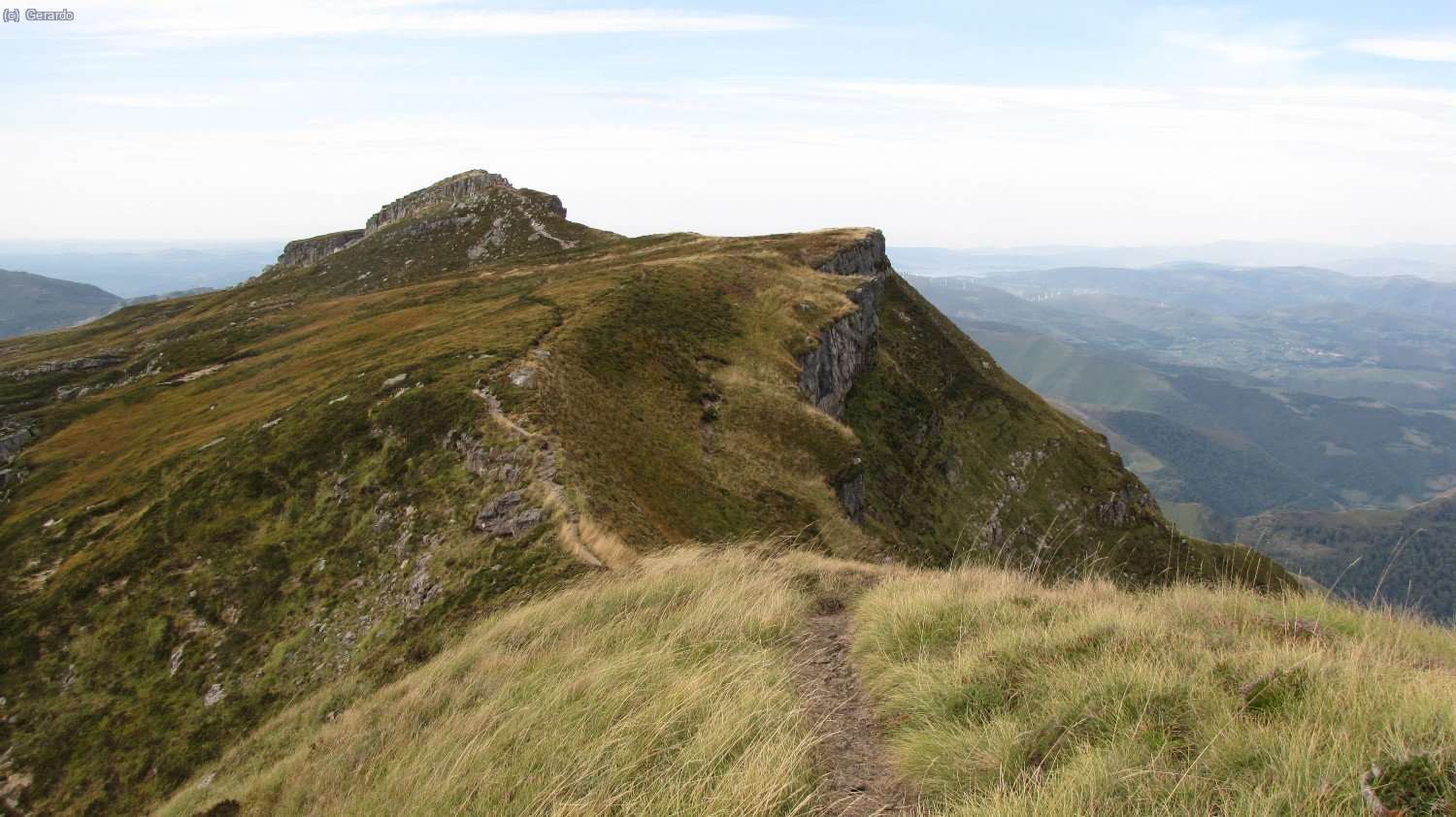 Y en la cadena cimera, la cima al fondo.