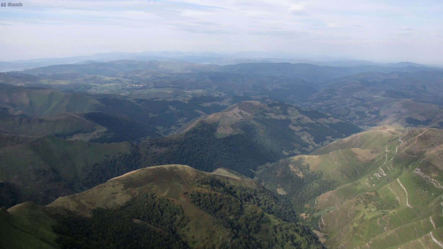 Ya en la cima, hacia oeste-noroeste... Se adivinan al fondo las sierras de Tresmares, Pe&ntilde;a Sagra y Picos de Europa.