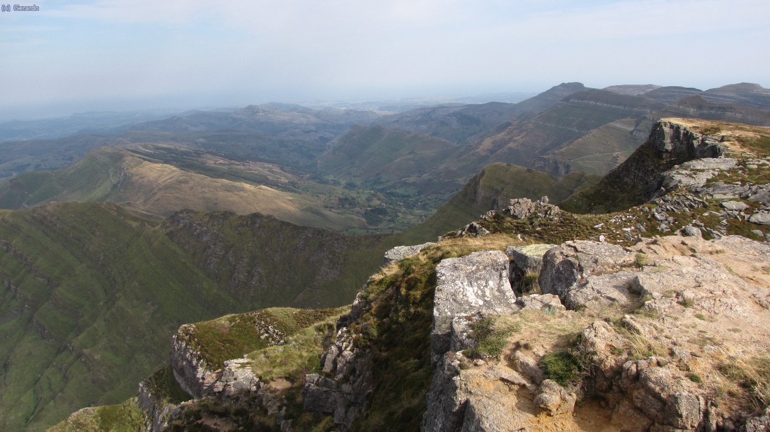 A norte, a media distancia el valle del Miera, con la cima de la Porracolina a la derecha, y al fondo Santander.