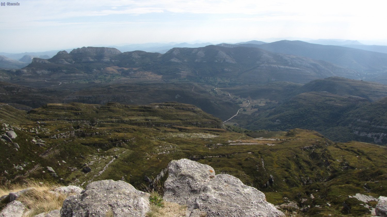 A este, en bajo el valle de El Bernacho, inicio de la excursi&oacute;n, recorrido por una pista forestal.