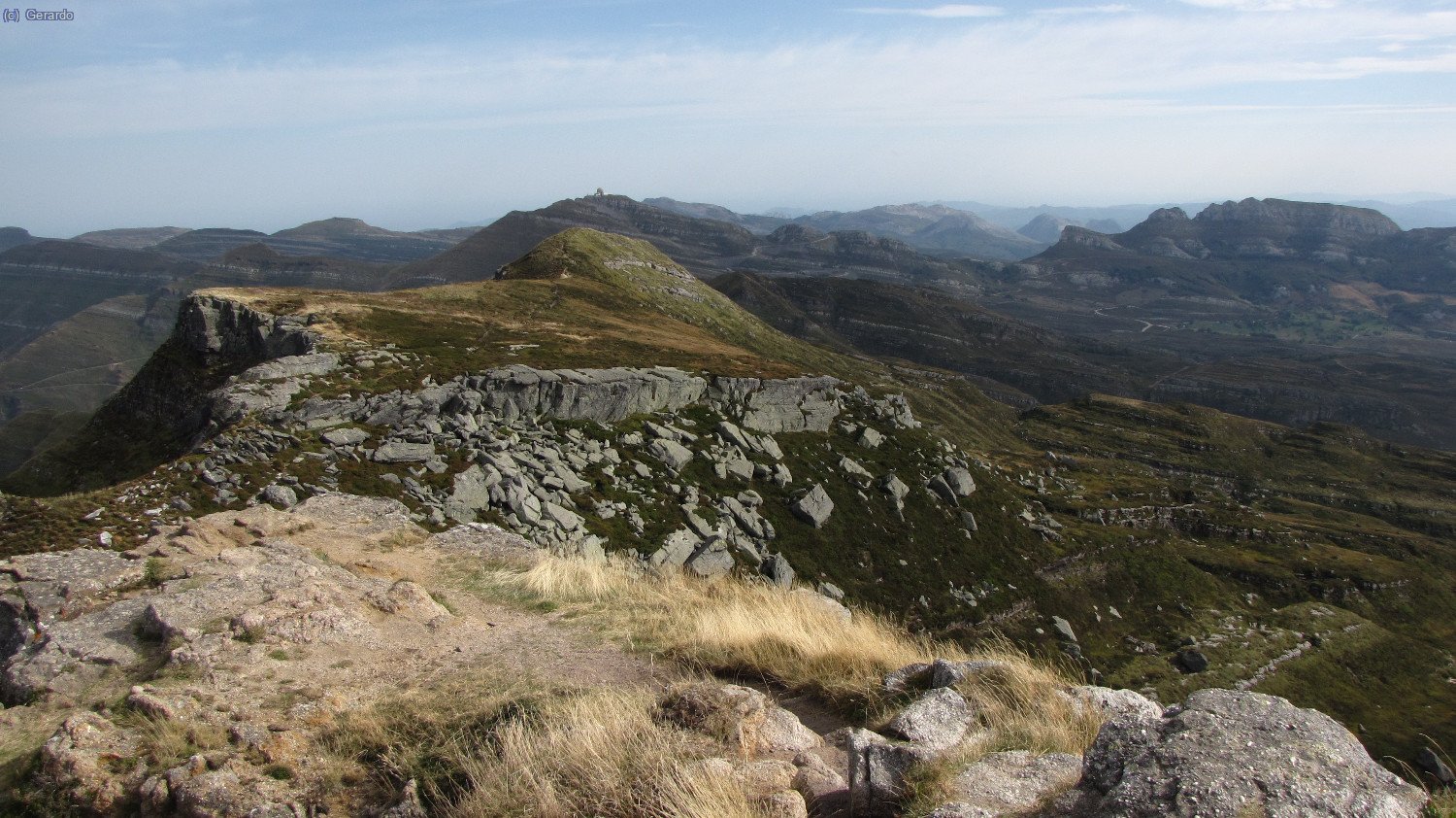 A nordeste m&aacute;s o menos, la cadena del Valnera, el Pic&oacute;n del Fraile con el radar militar, a la derecha Pe&ntilde;a Lusa...