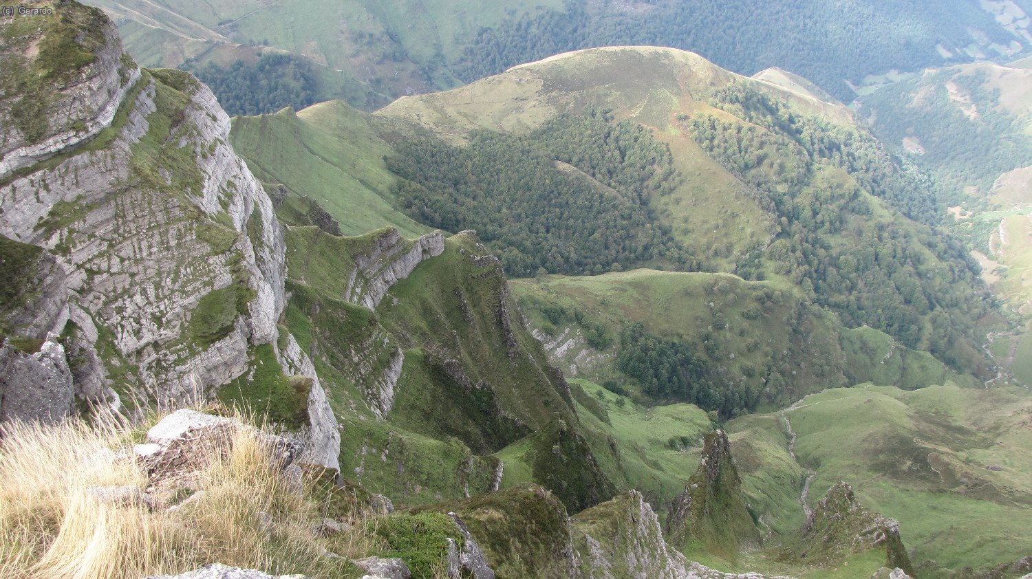 ...una vertiente que se desploma cientos y cientos de metros...