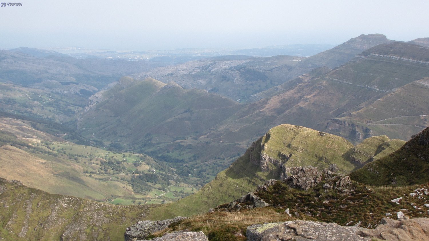 Vista m&aacute;s detallada hacia la cabecera del r&iacute;o Miera, la Porracolina y Santander al fondo.
