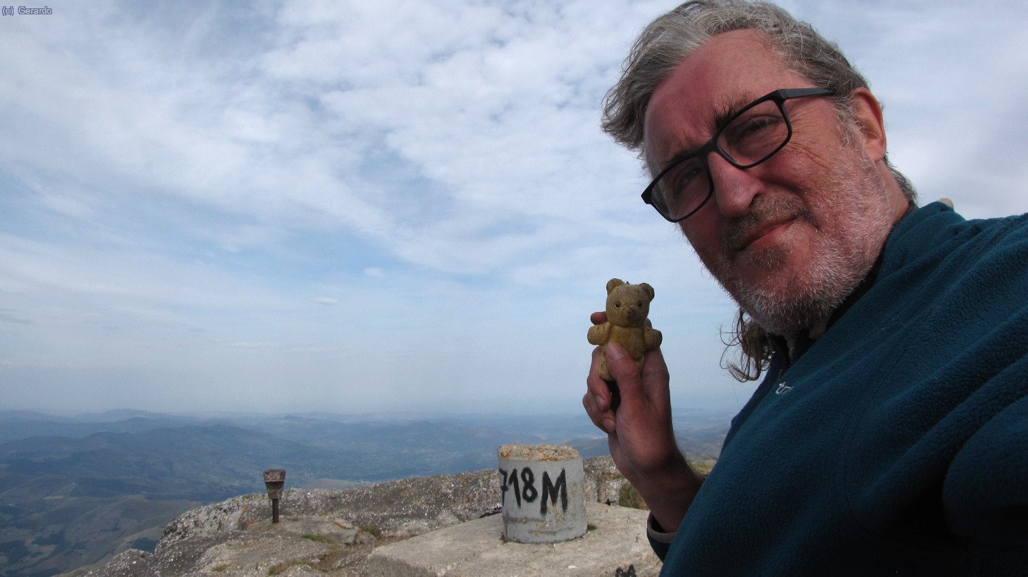 Pues aqu&iacute; estoy en la cima, con una ventolera de sur importante y mi &uacute;nico acompa&ntilde;ante.