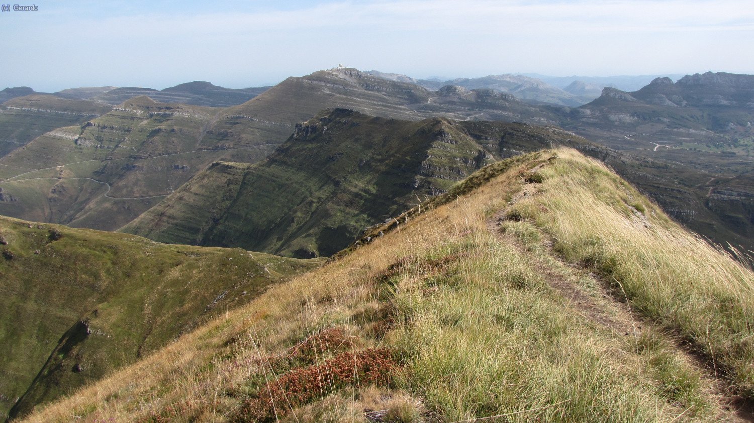 Empezamos a volver por la cadena cimera hacia nordeste.