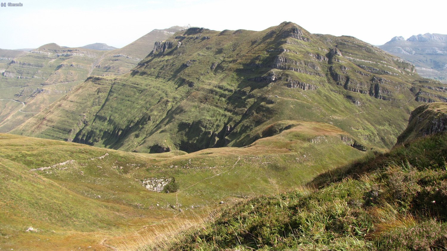 Bajando hacia el Alto La Piluca, con el Pico de La Miel sobre &eacute;l.