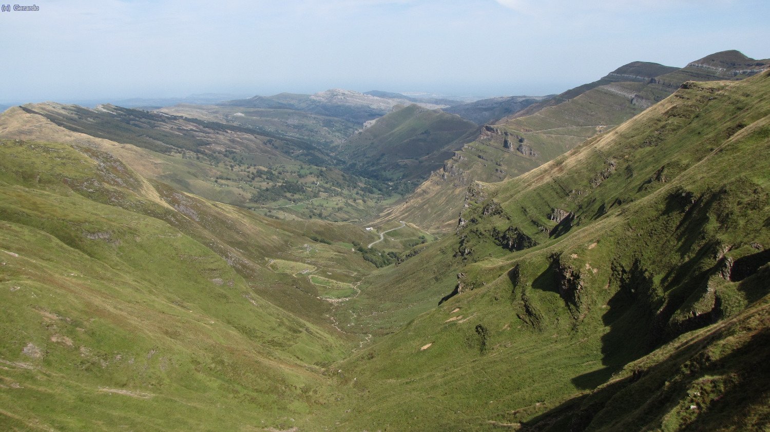 Desde la Piluca, vistazo a la cabecera del Miera, por donde trepa la carretera del Portillo de Lunada.