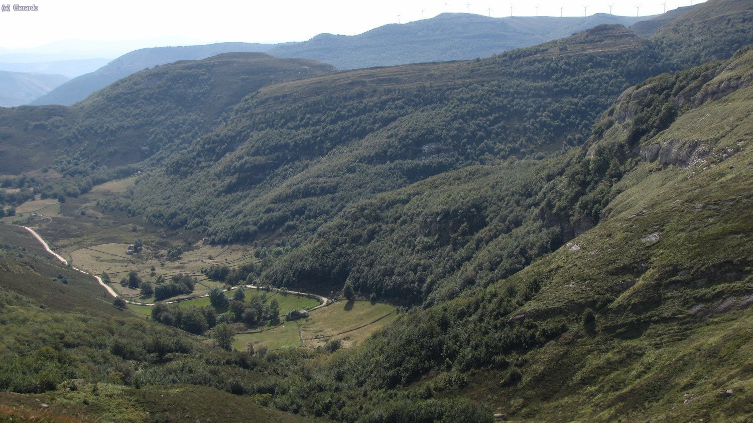 ...hacia la cabecera de El Bernacho, ah&iacute; abajo.