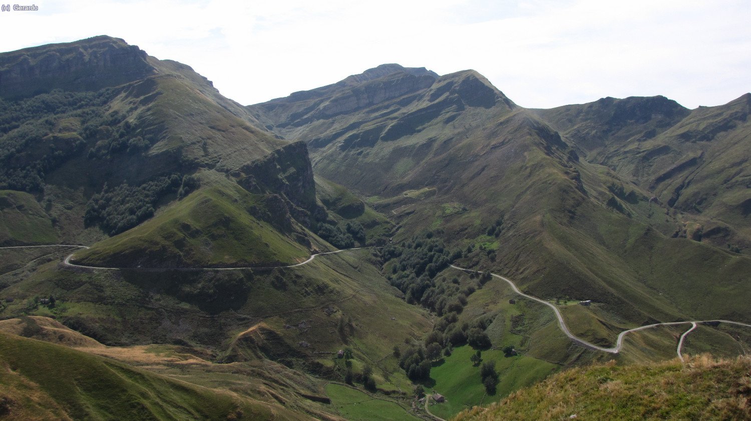 Y ya desde la carretera del Portillo de Lunada, un vistazo desde el nordeste hacia el gran Castro Valnera, en el centro.