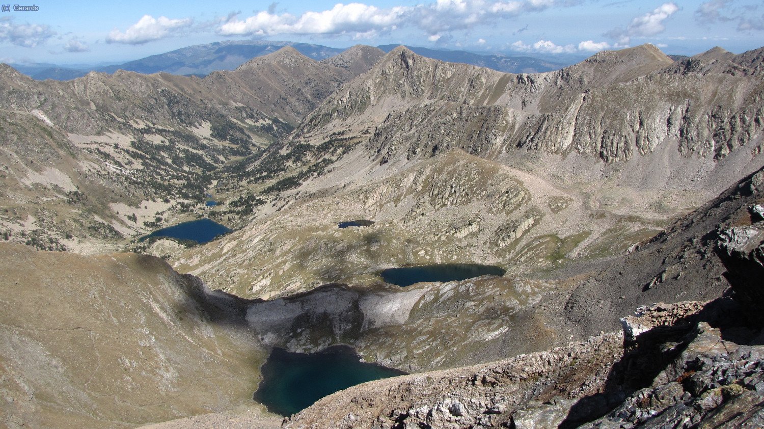 Des del superior, vista a nord, a la part alta de la Vall de Carançà i els seus llacs.
