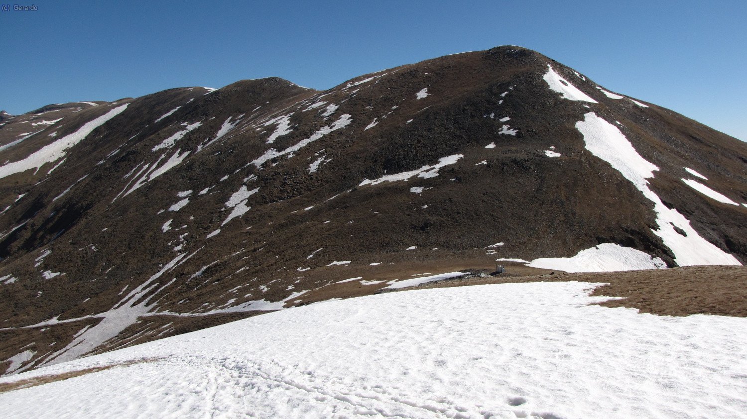 Ya remontando hacia sudoeste, hacia el Balandrau, un vistazo atrás, con el collado y encima el Fontlletera.