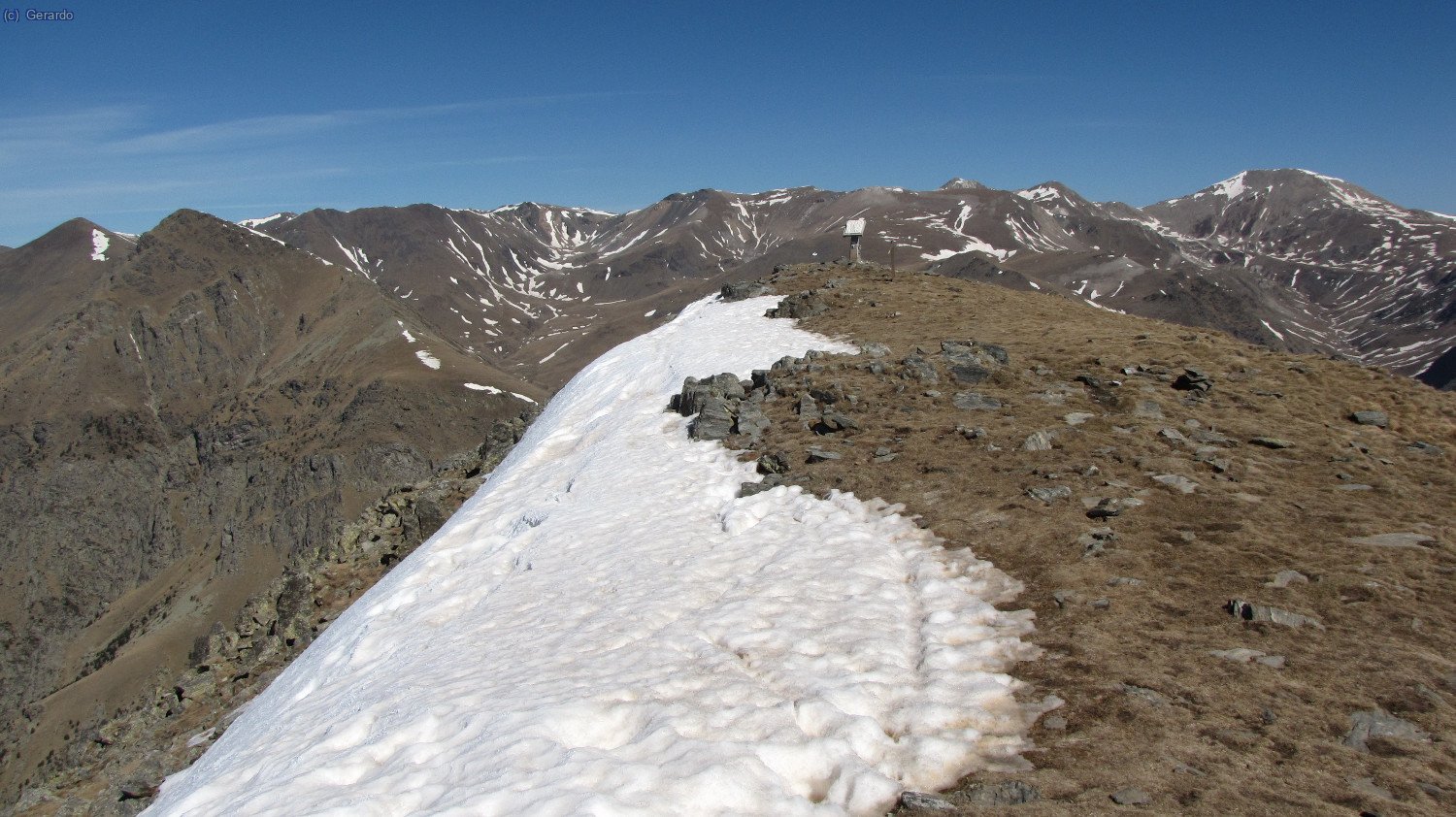 Y comienza un panorama... A noroeste-norte, la línea de cimas entre Núria y Ulldeter, con Bastiments a la derecha...