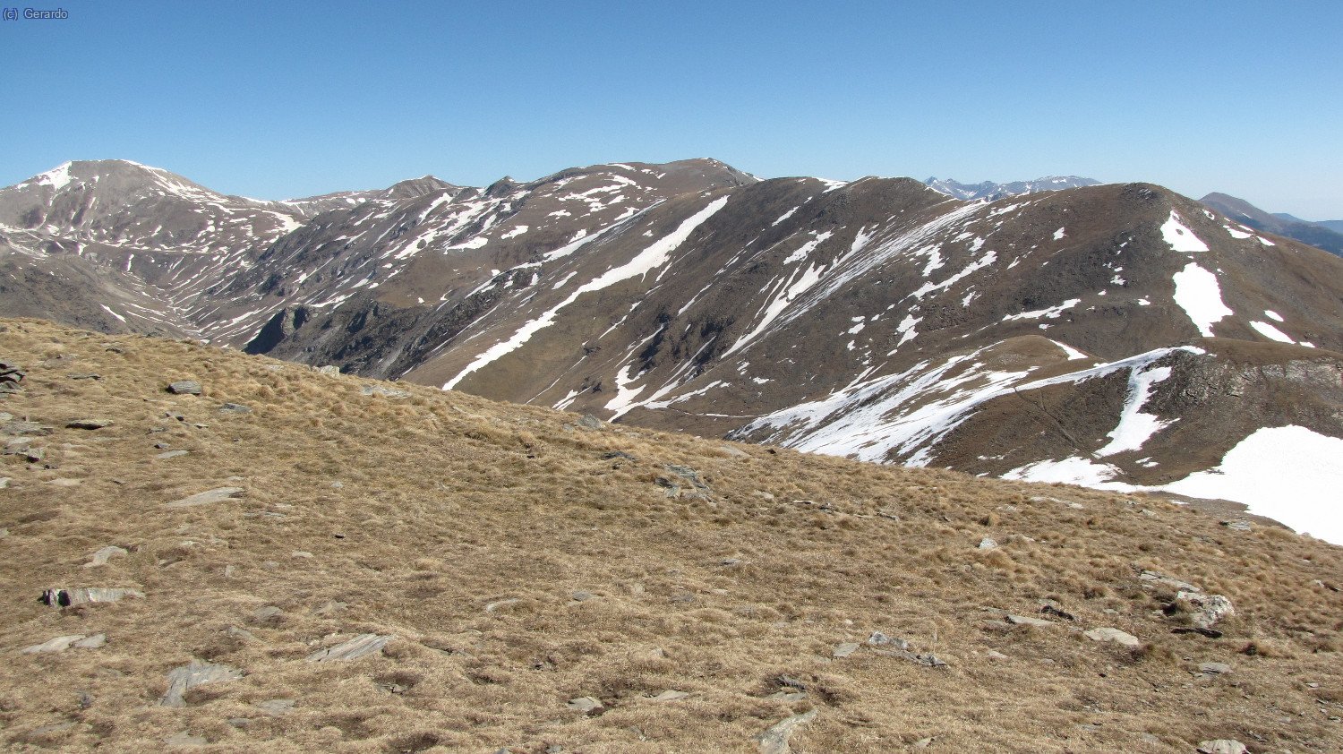 ...a nordeste, al fondo Bastiments, y en el centro y la derecha toda la línea Pastuira-Fontlletera...
