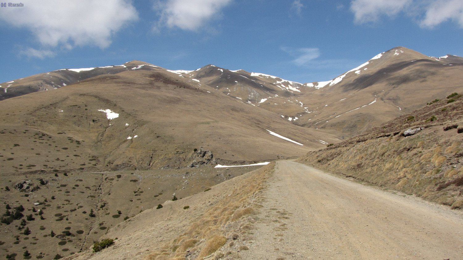 Ya en la pista de Tregurà, el Balandrau a la izquierda, el Coll dels Tres Pics más o menos en medio, y el Fontlletera a la derecha.