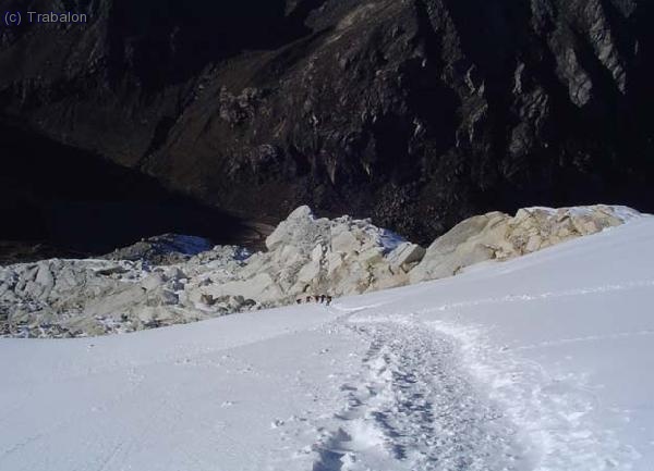 Una rampa de unos 45-50&ordm; al entrar al glaciar. Otros a&ntilde;os no existe; este a&ntilde;o habia mucha nieve. Con crampones bastaba