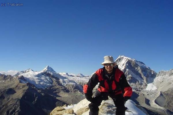 En la cima con un dia de puta madre. A mi derecha aparece el Ranrapalca, a mi izquierda el Ishinca y por detras aparece el Huants&aacute;n