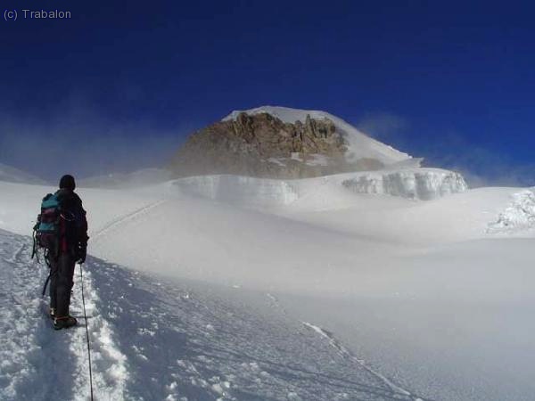 El tramo final de la ascensi&oacute;n. Al fondo se ve la pala final de 55&ordm; hasta la cima