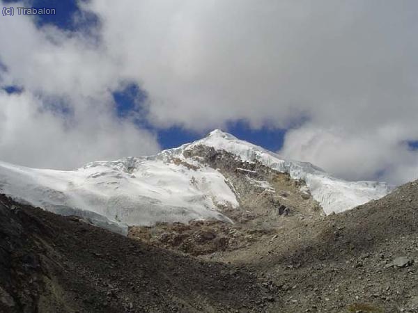 El nevado Ishinca desde cerca de la primera laguna. Subimos por la izquierda del pico y bajamos por la derecha.
