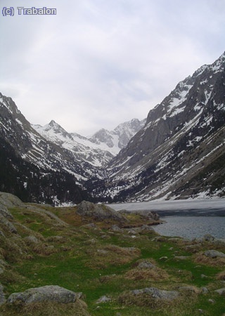 Lago de Gaube y ya sacando la cabeza el Vignemale