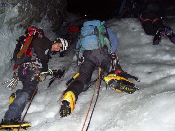 Paso del bloque empotrado (75º) a más de medio corredor