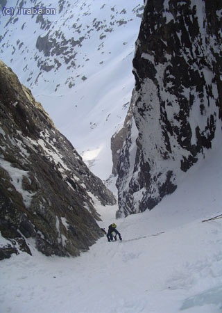 Vica haciendo el último largo antes de la cascada. Tieso tieso en nieve