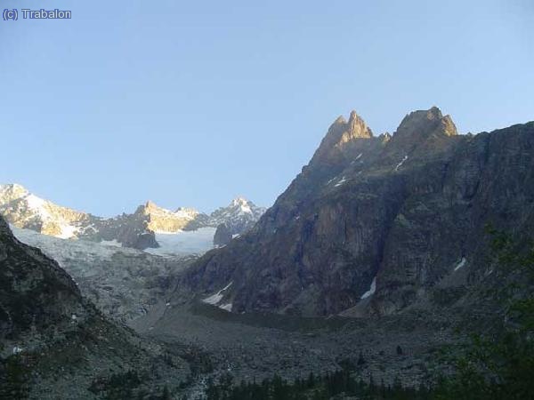 Al fondo en el centro l&acute;Aiguille de Triolet. A la derecha la aguja donde nos dirig&iacute;amos (la de + a la izquierda)