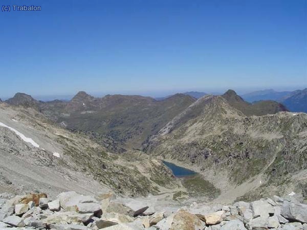 El lago de Barrancs nos acompaña en la aproximación