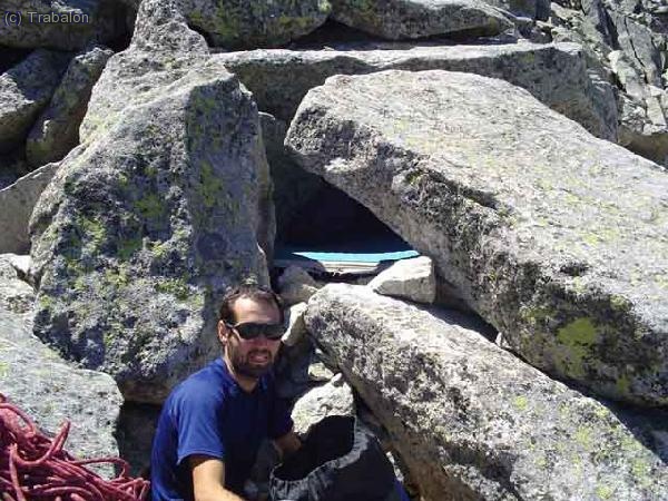 Julito junto a un curradisimo vivac justo al inicio de la cresta