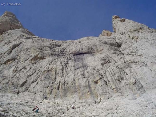 La vía con aun gente rapelando
