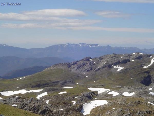 Al fondo el Aitzkorri, el monte m&aacute;s alto de Pa&iacute;s Vasco