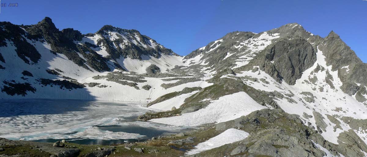 Lago de Pietra Rossa helado, collado y cima del Mont Colmet a la derecha