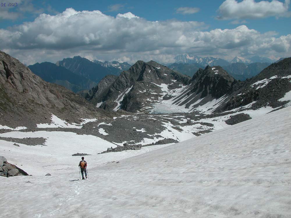 Bajando el nevero hacia el lago