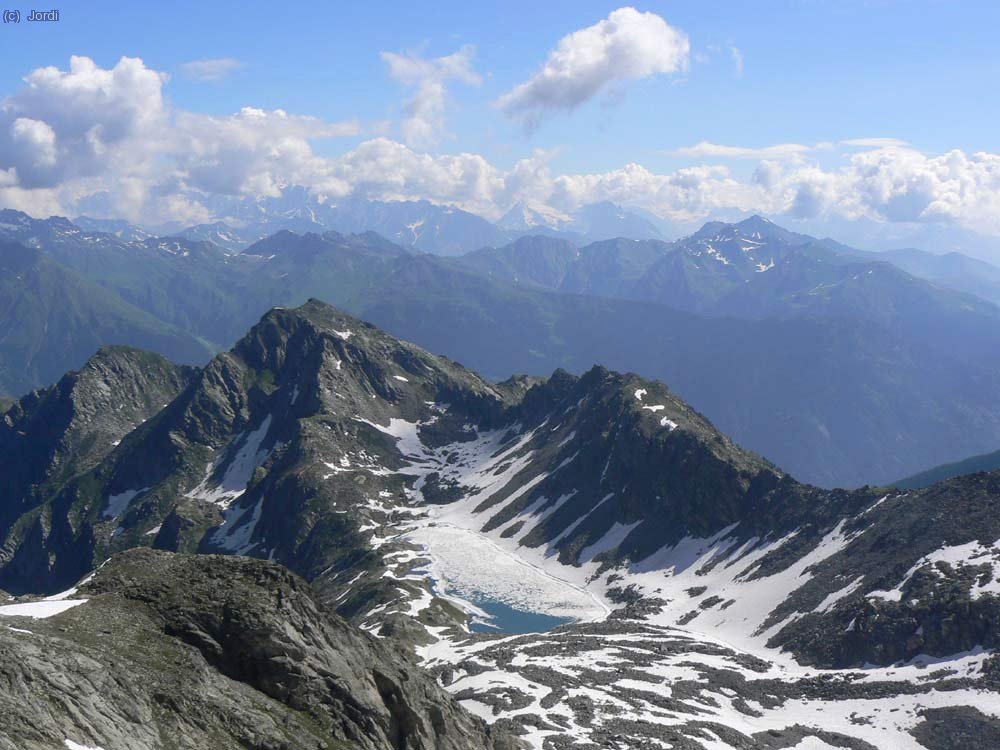 Becca Pouignenta con el lago de Pietra Rossa. Por detr&aacute;s, el Gran Combin oculto entre nubes