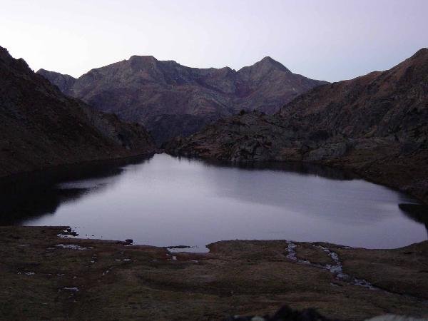 Estany de Sotllo al amanecer