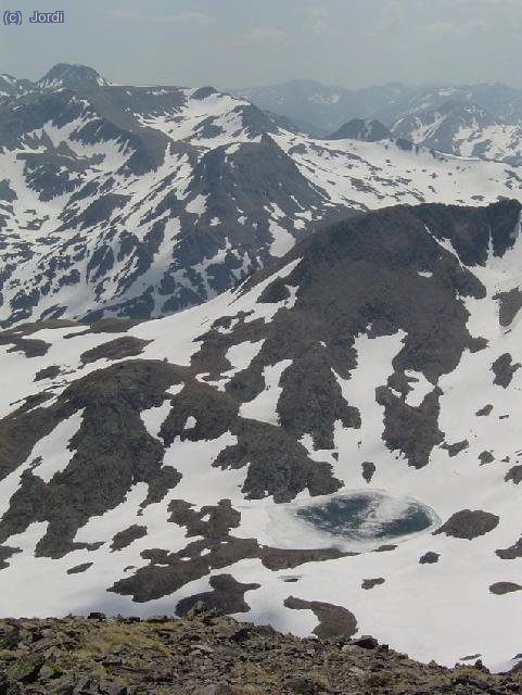 Al fondo izq, asoma el Carlit